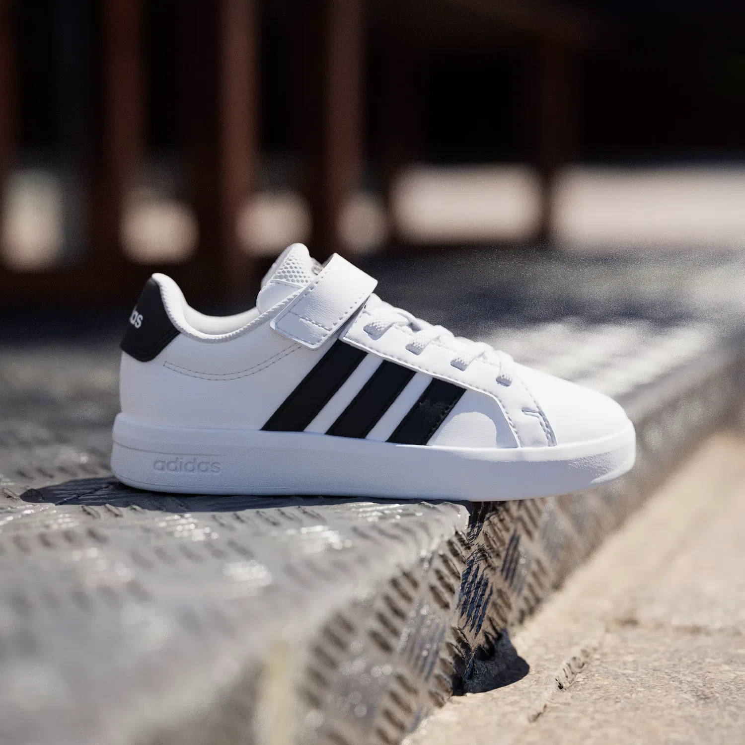 Детские кроссовки на эластичных шнурках Grand Court 3.0 Adidas Sportswear, белый/черный — фото 3