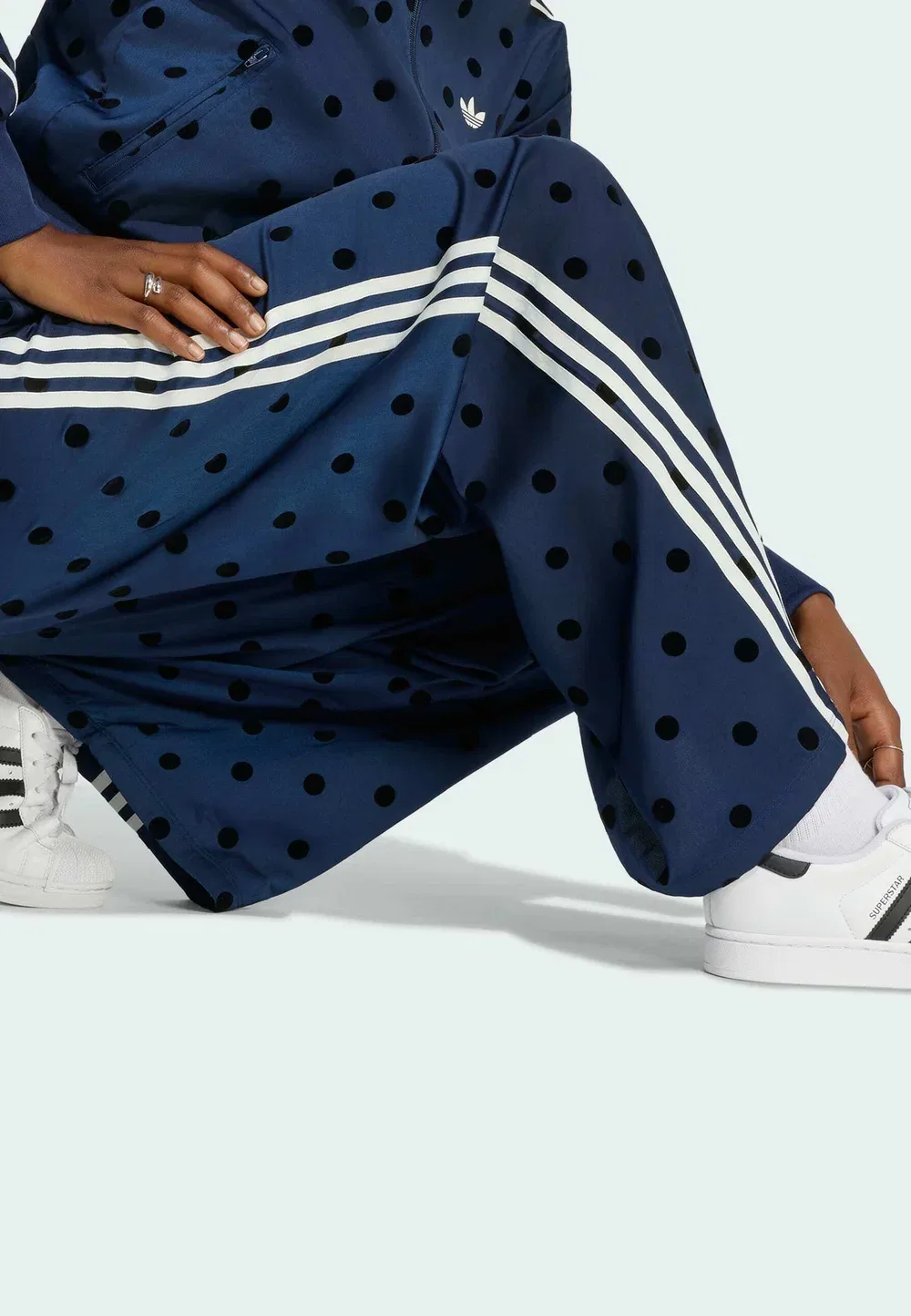 Брюки с широкими штанинами из атласа в горошек Adidas Originals, Night Indigo — фото 4