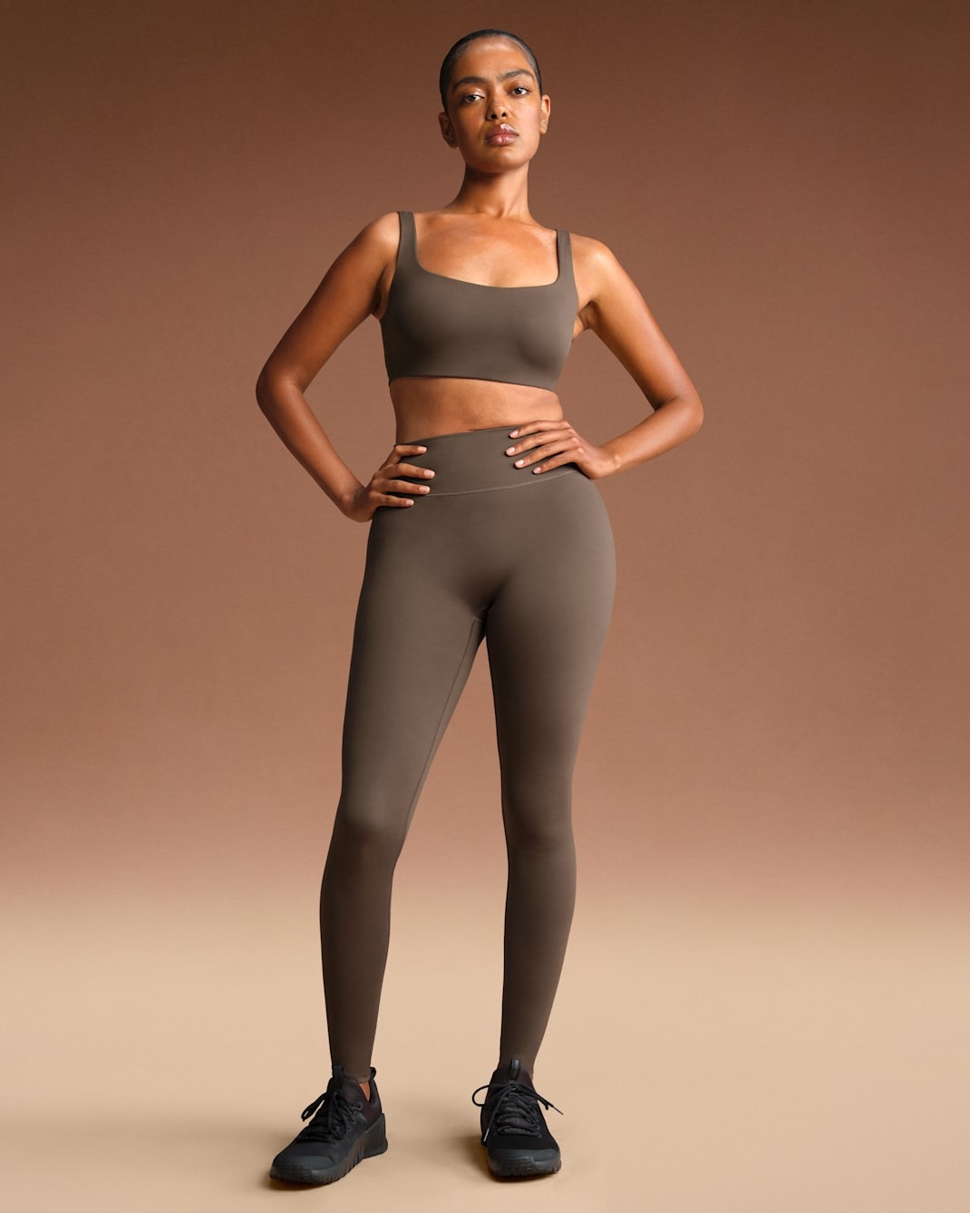 Спортивный топ NikeSKIMS Matte Women's Scoop-Neck, темно-коричневый — фото 4