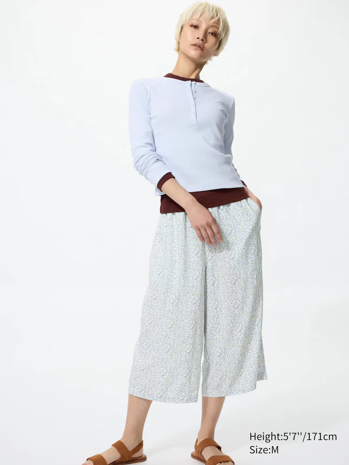 Шорты Uniqlo Rayon relaco 3/4, с мелким цветком, светло-голубой