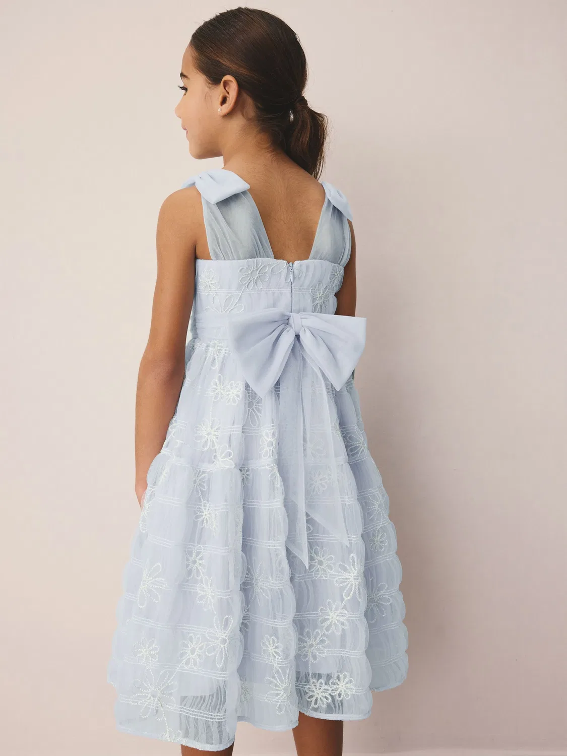 Платье с вышивкой и бантом Laura Ashley, бело-голубое — фото 3