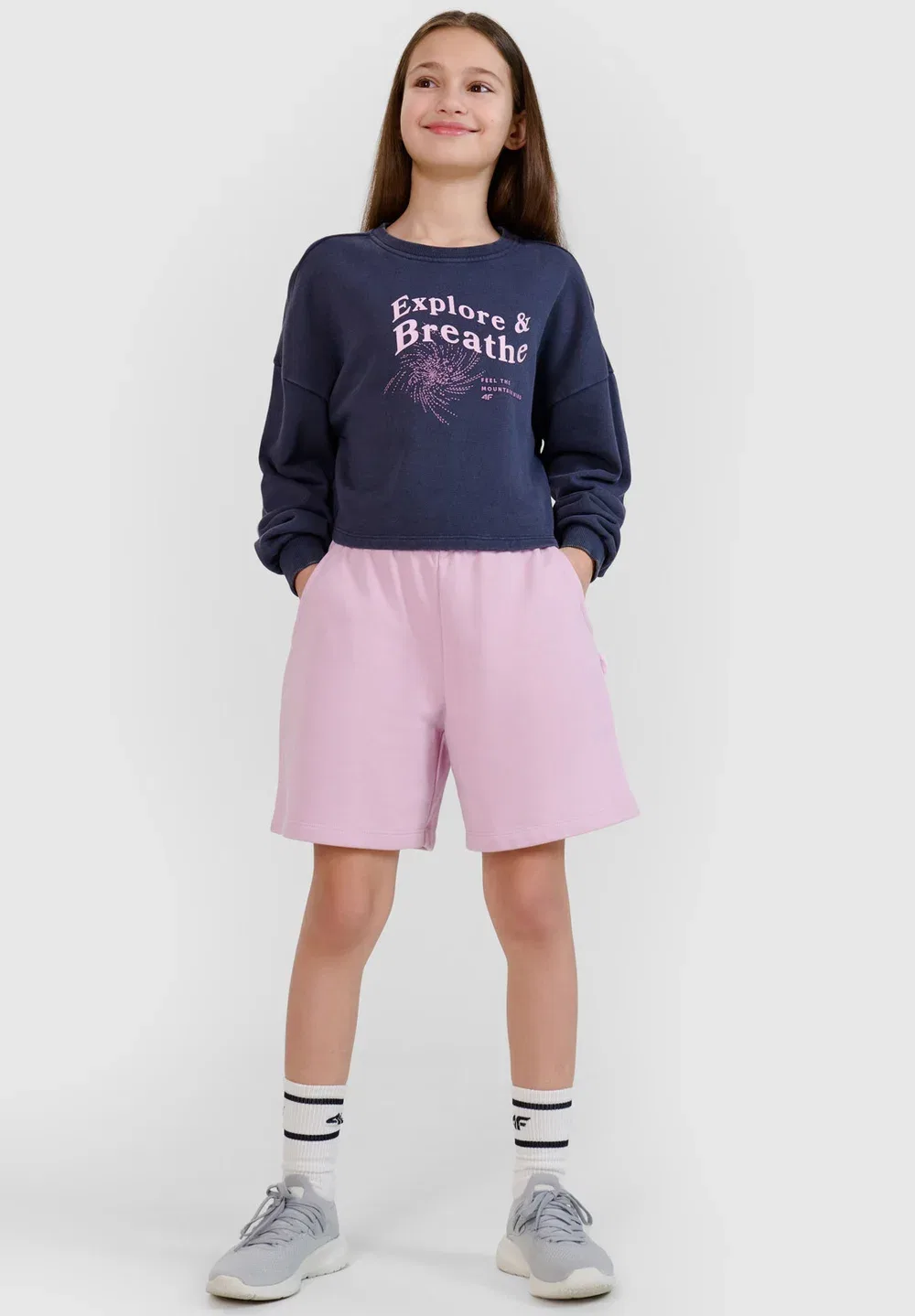 Spodenki dresowe dziewczęce - granatowe 122 (6-7 лат) - спортивные шорты 4F, Light Violet