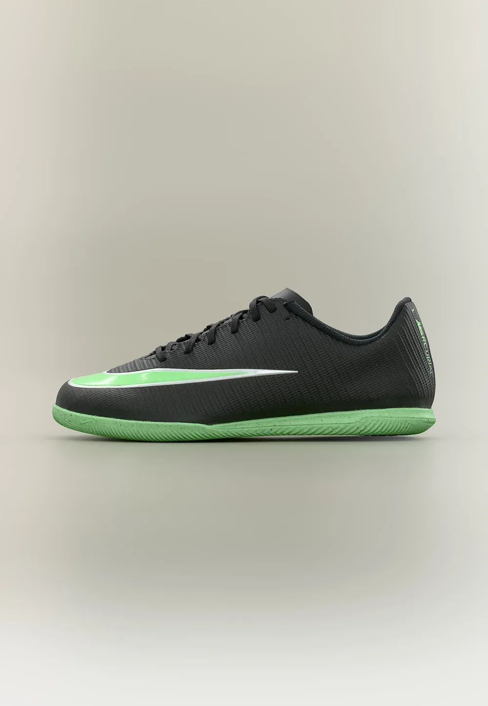 Футбольные бутсы Jr Mercurial Vapor 17 Club IC унисекс - для игры в помещении Nike Performance, Black/Illusion Green