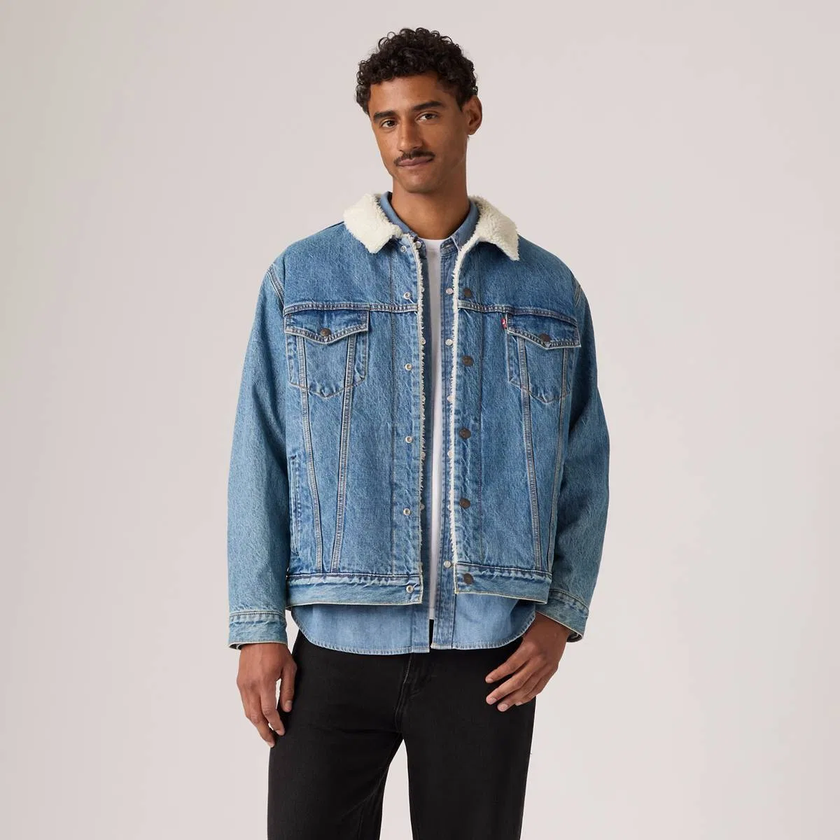 Свободная куртка-тракер из шерпы Levi's, Washed Away Sherpa - Medium Wash — фото 3