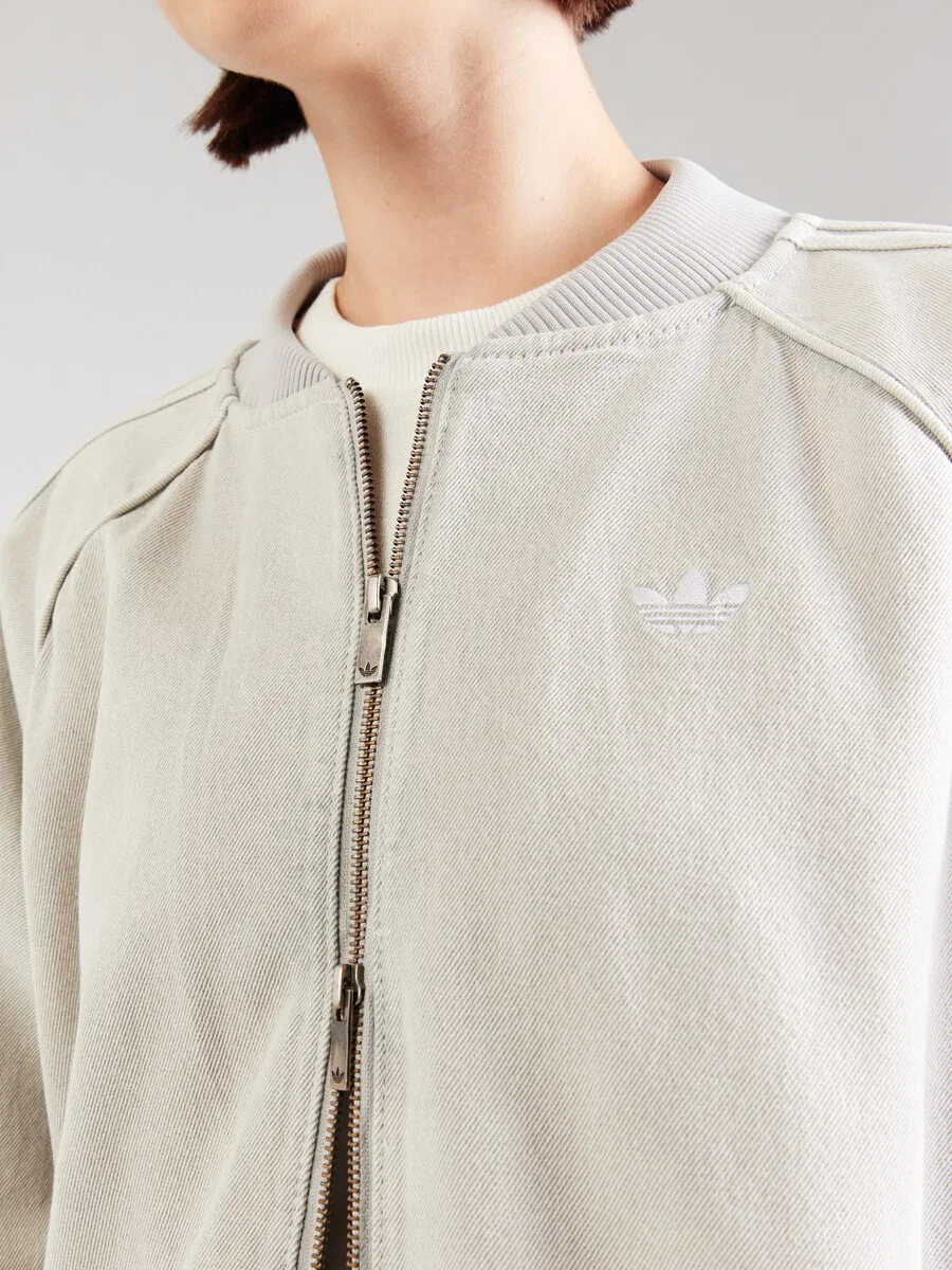 Куртка ADIDAS ORIGINALS Between-Season 'SST' светло-серого цвета — фото 3