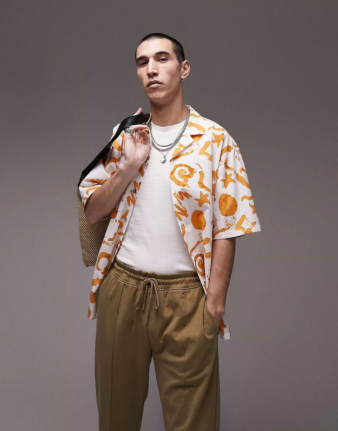 

Свободная рубашка Topman с короткими рукавами и абстрактным рисунком экрю и оранжевого цвета