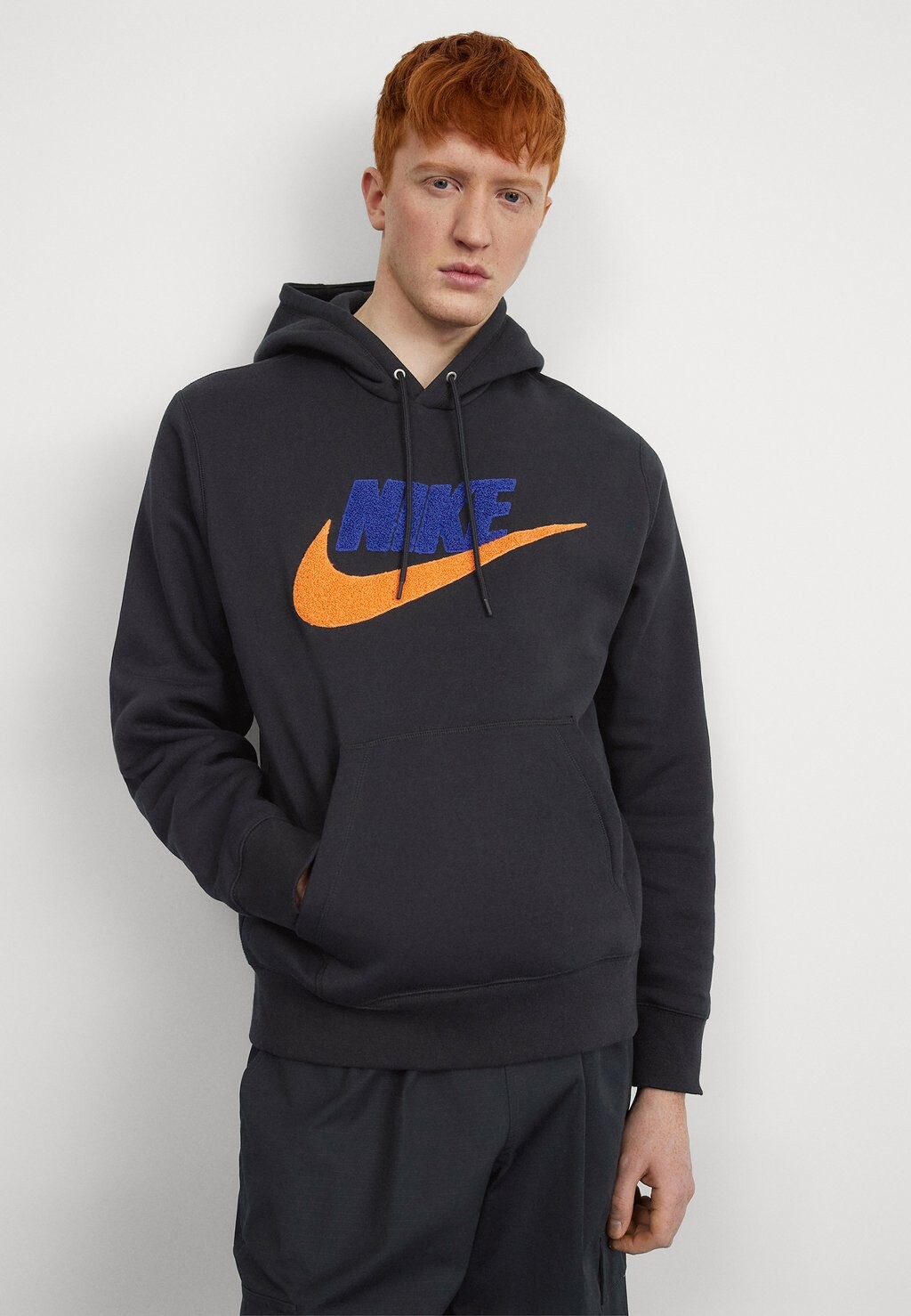 

Толстовка Club Nike, цвет black/deep royal blue/safety orange