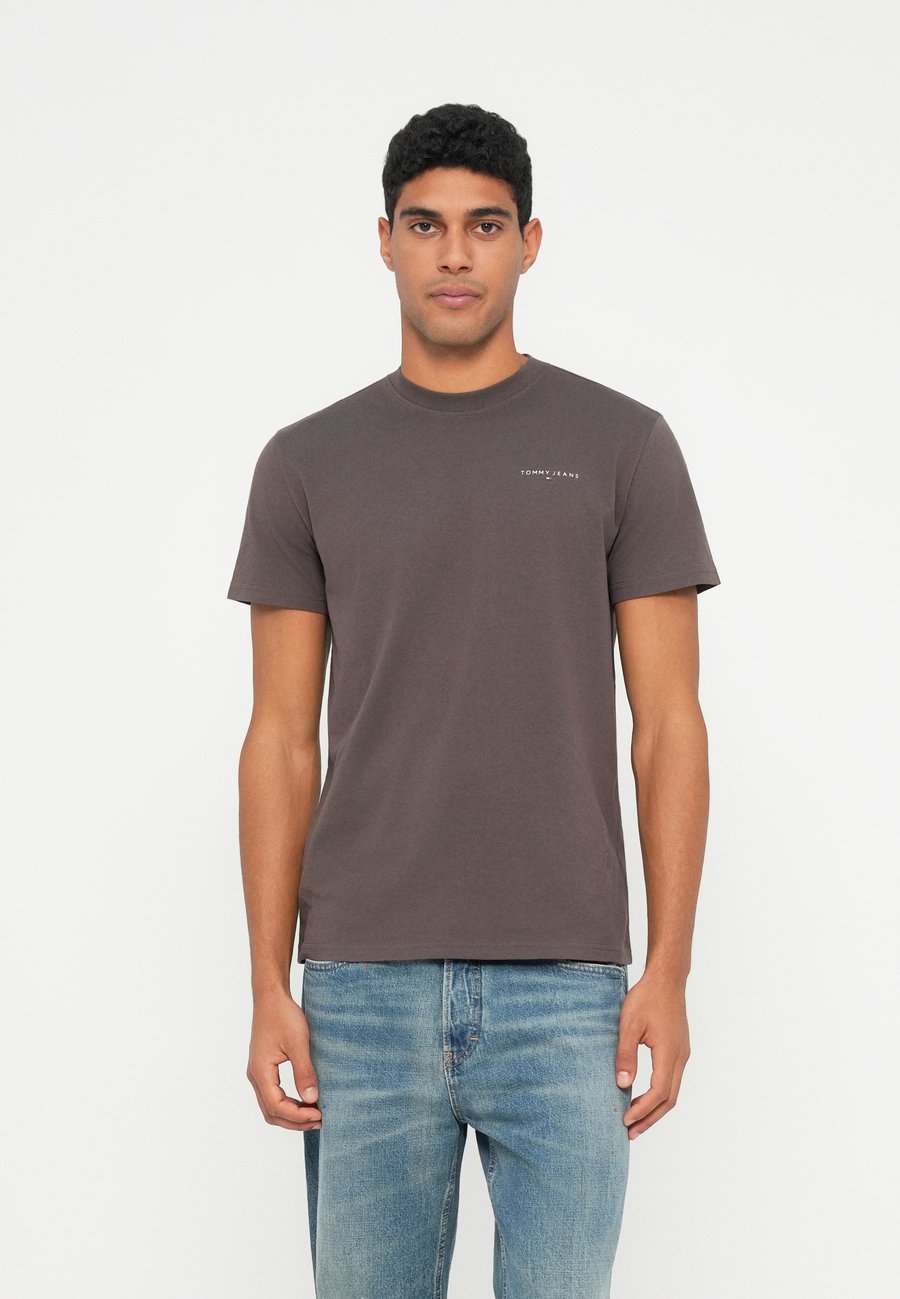 

Футболка Tommy Jeans SLIM LINEAR CHEST TEE, Black Walnut/Brown, Черный, Футболка Tommy Jeans SLIM LINEAR CHEST TEE, Black Walnut/Brown