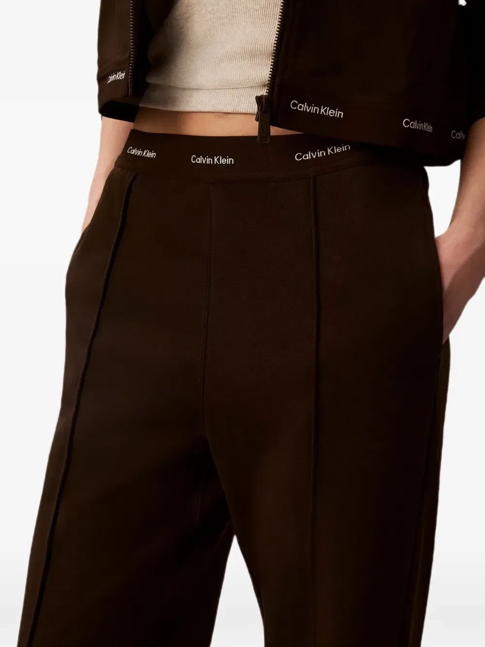 Спортивные брюки с логотипом на поясе и защипами Calvin Klein, коричневый — фото 4