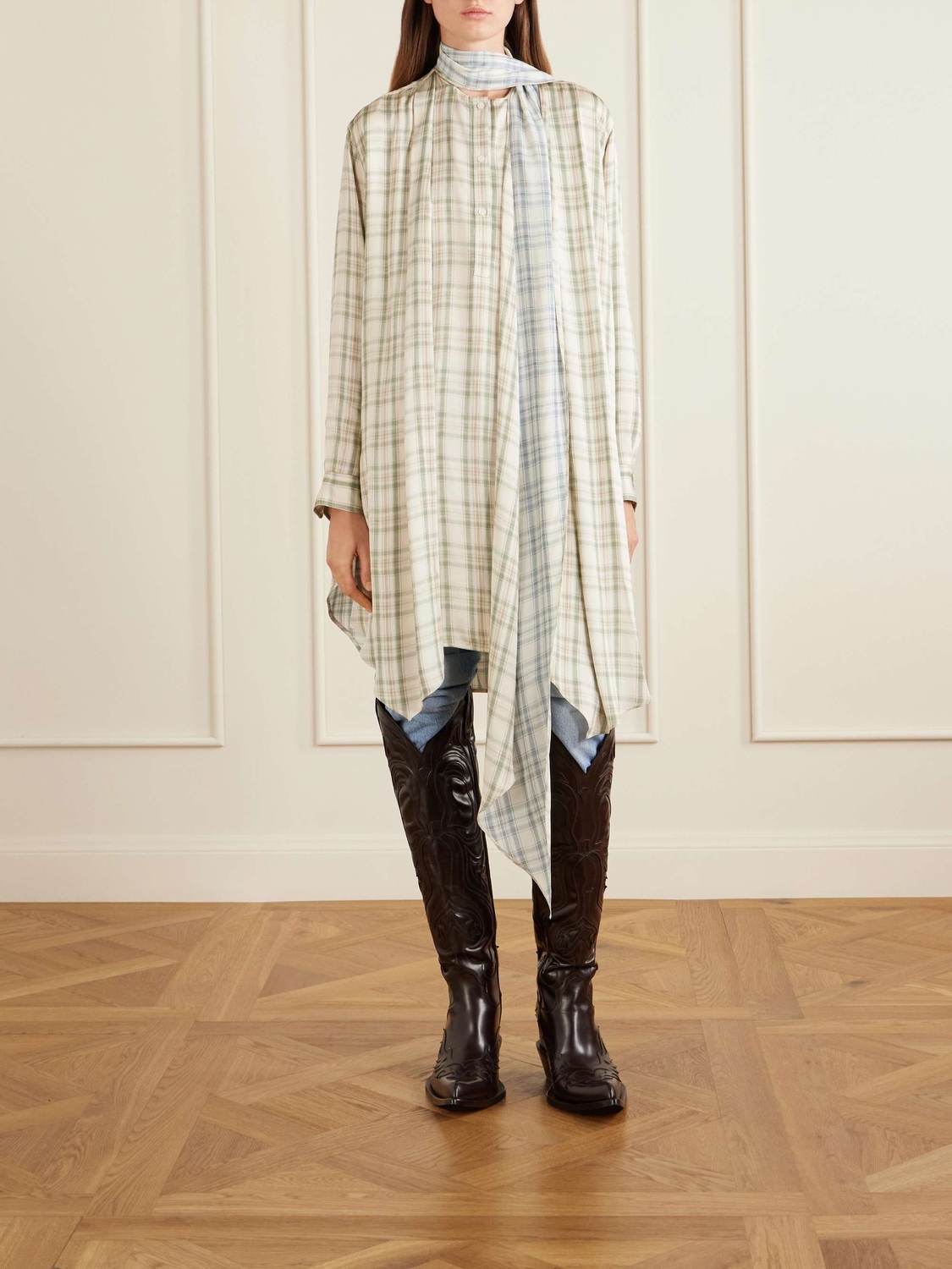 Платье Acne Studios Scarf-detailed Checked Satin Midi, серо-бежевый — фото 3