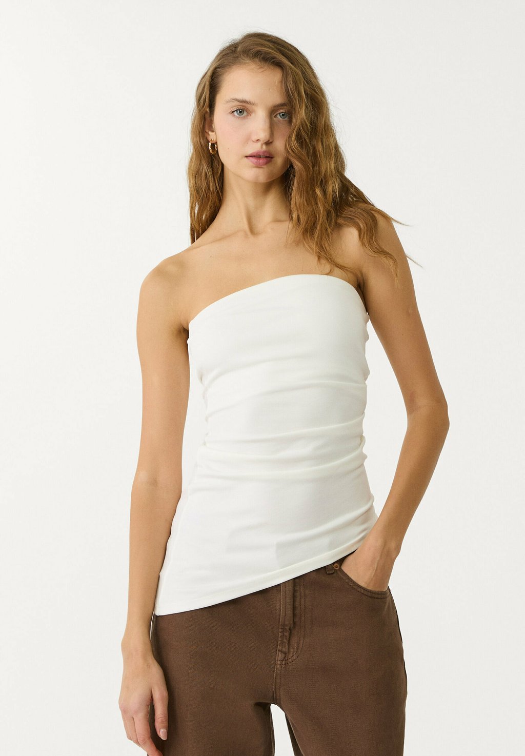 

Топ ASYMMETRIC BANDEAU Stradivarius, белый