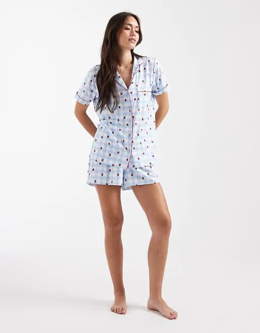 

Пижамный комплект Loungeable из супермягкого джерси в синюю клетку с короткими рукавами и шортами с клубничным принтом
