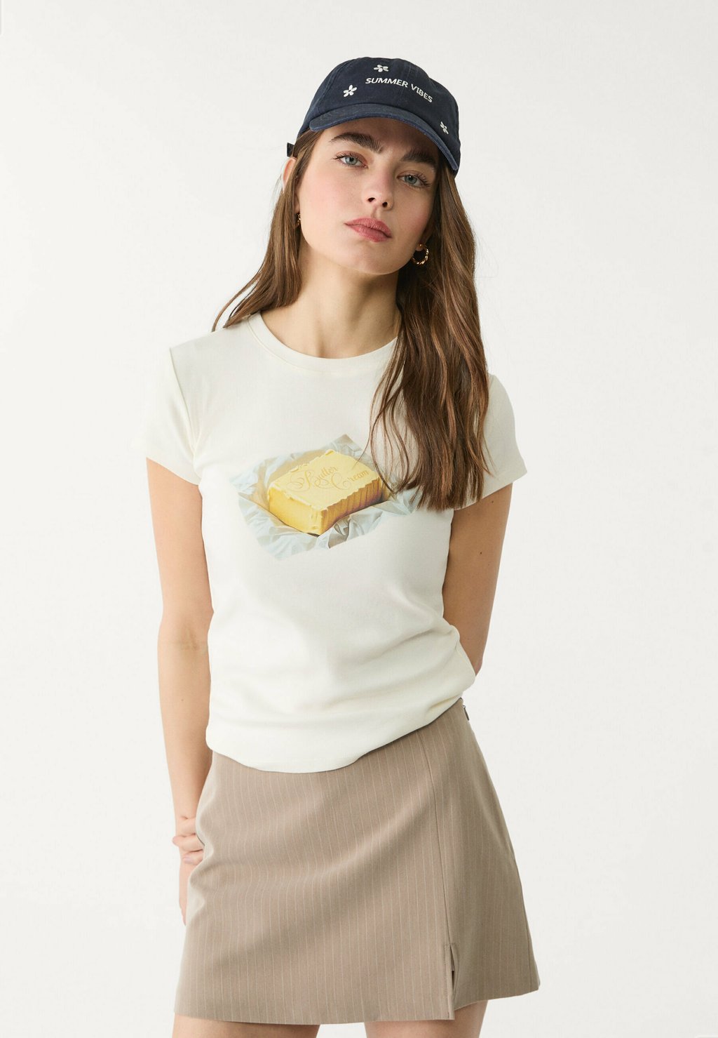 

Футболка с принтом FITTED BUTTER Stradivarius, бежевый