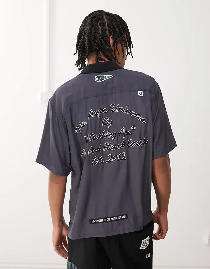

Рубашка Aape by A Bathing Ape с короткими рукавами, темно-серого цвета, с вышивкой на спине Aape By A Bathing Ape