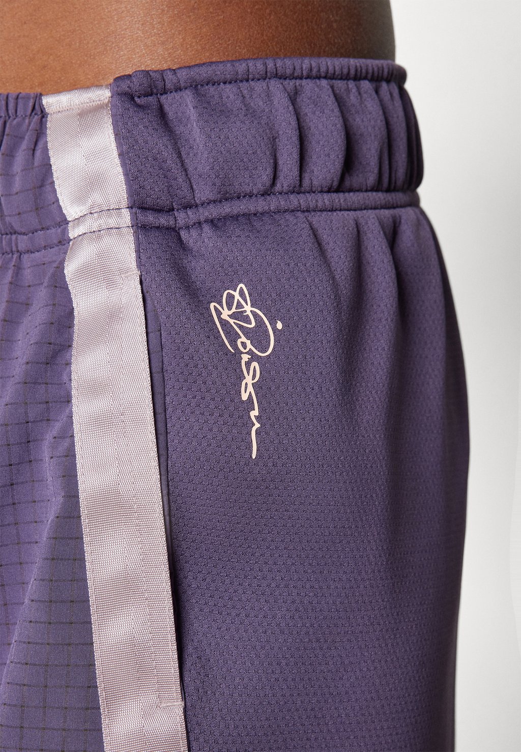 

Спортивные шорты SABRINA SIGNATURE SHORT Nike Performance, фиолетовый