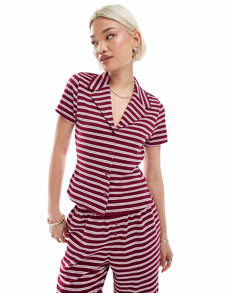 

Рубашка-комбинезон ASOS DESIGN Shrunked Revere в текстурированную бордовую полоску