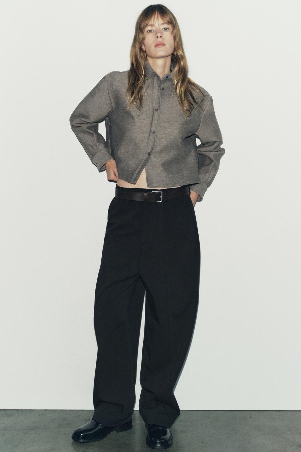 

Короткая плиссированная рубашка ZARA, светло-серый