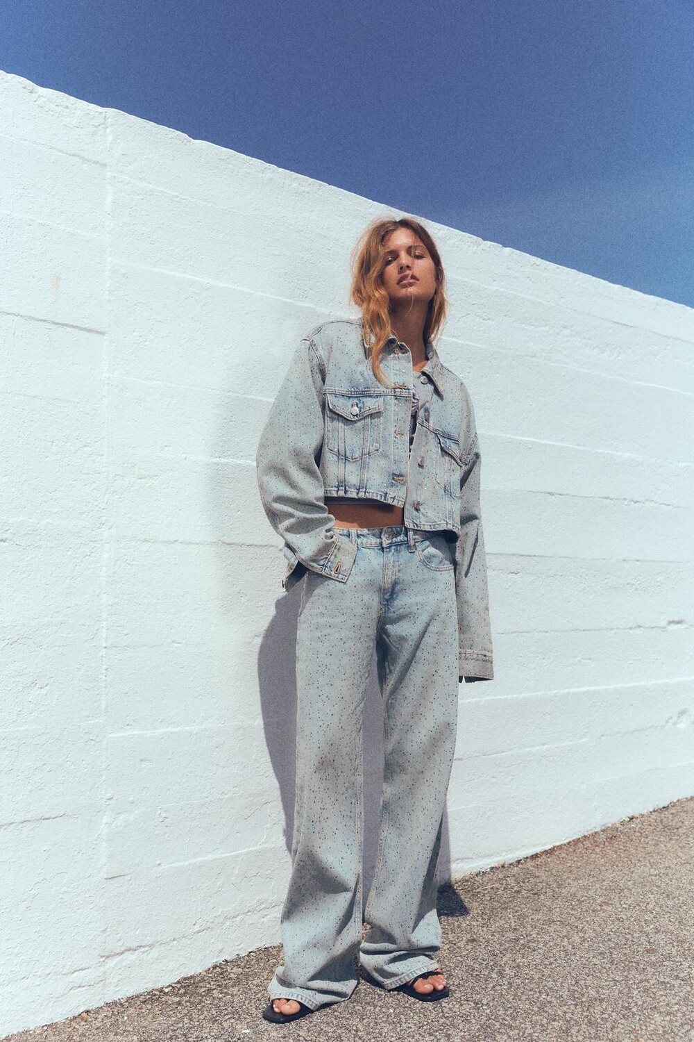 

Укороченная джинсовая куртка с драгоценными деталями ZARA, светло-голубой