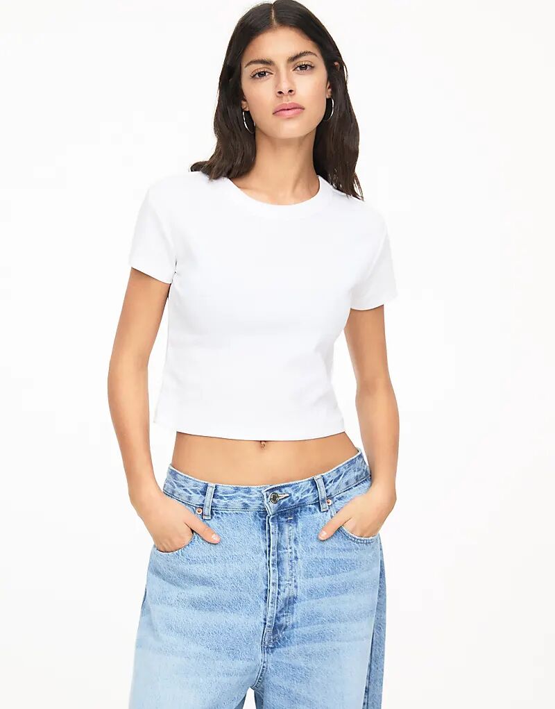 

Укороченная ребристая футболка Pull&Bear белого цвета