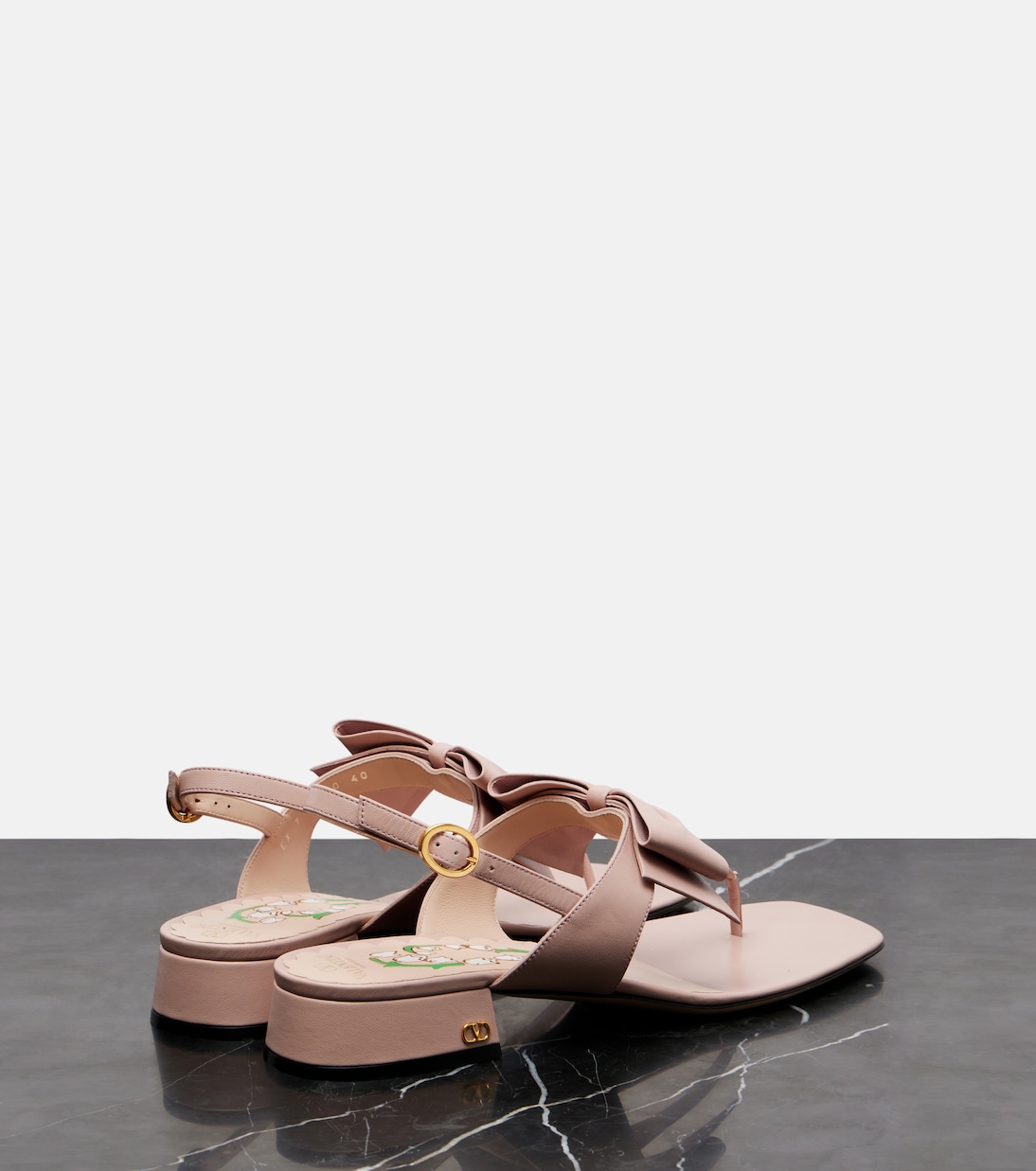 Боуов 25 кожаные сандалии-танга Valentino Garavani, Water Rose — фото 2