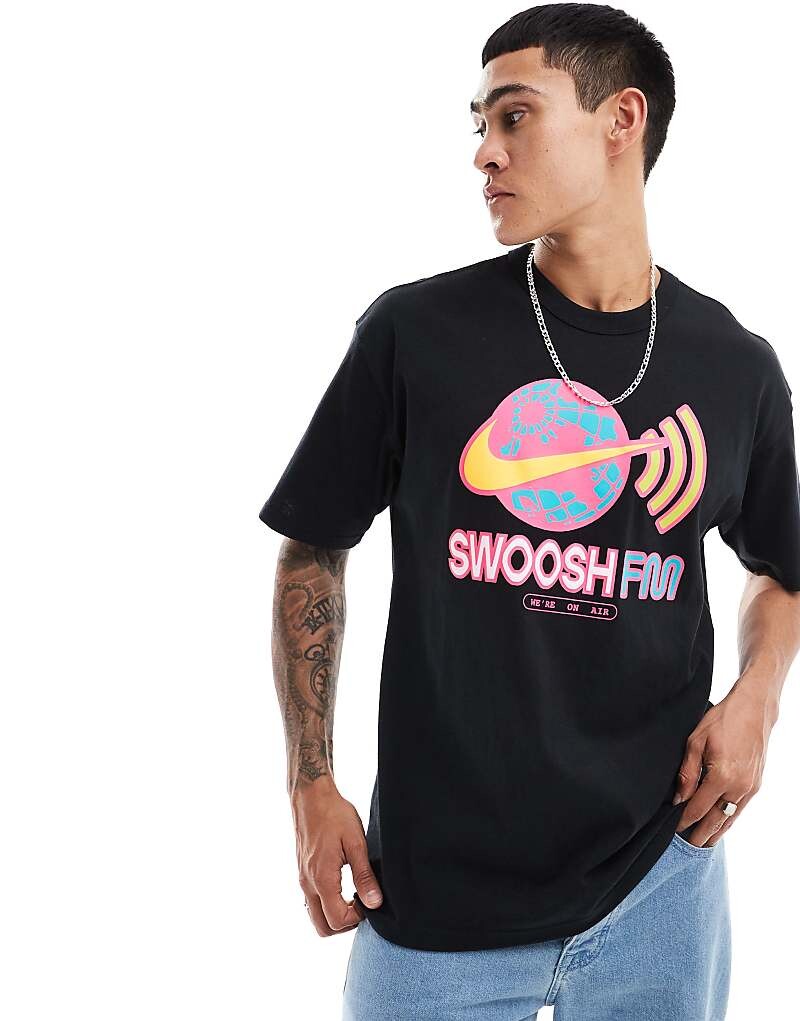 

Nike – Черная футболка с рисунком> Swoosh FM =