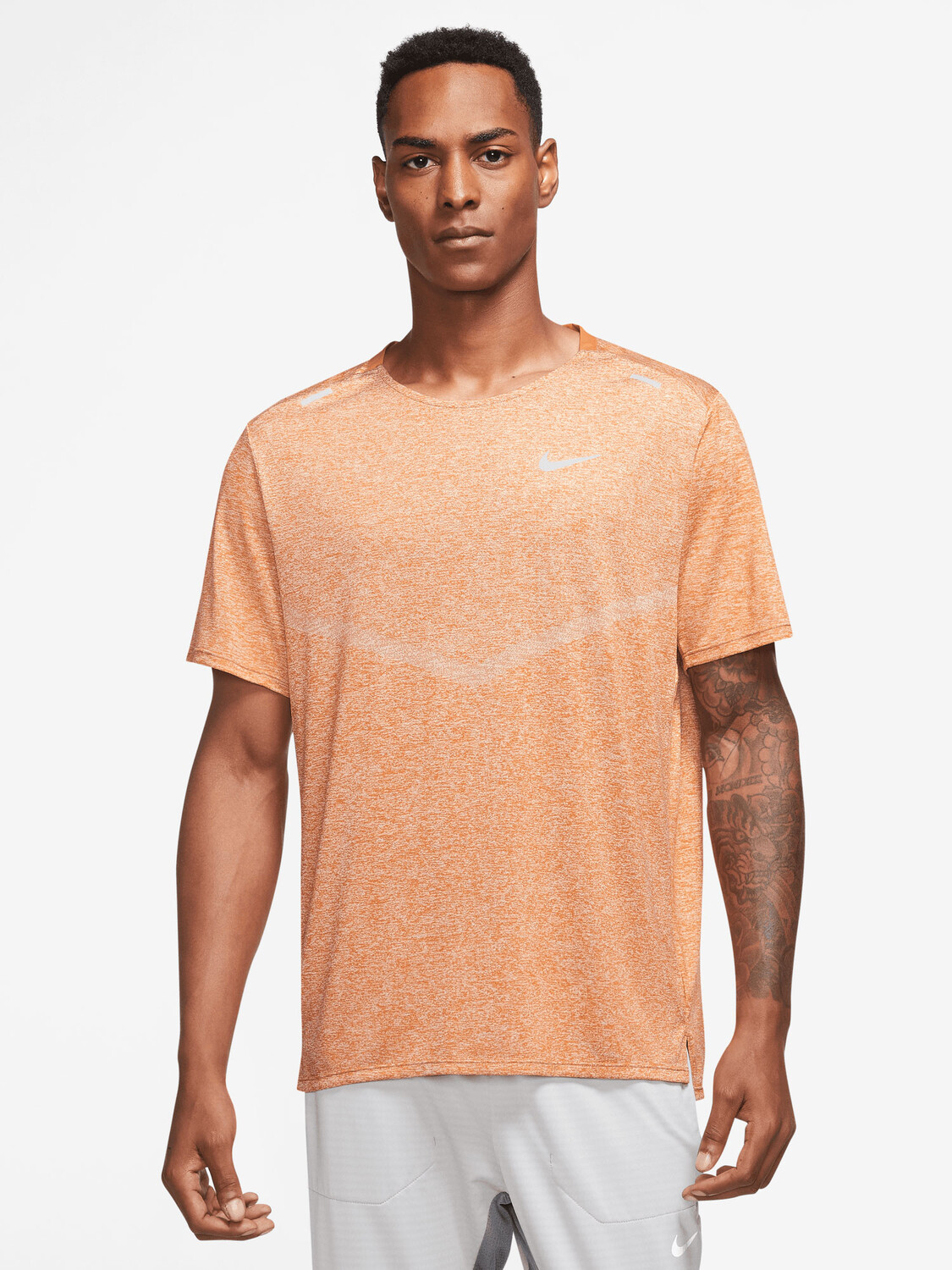 

Футболка Nike M NK DF RISE 365 SS, коричневый