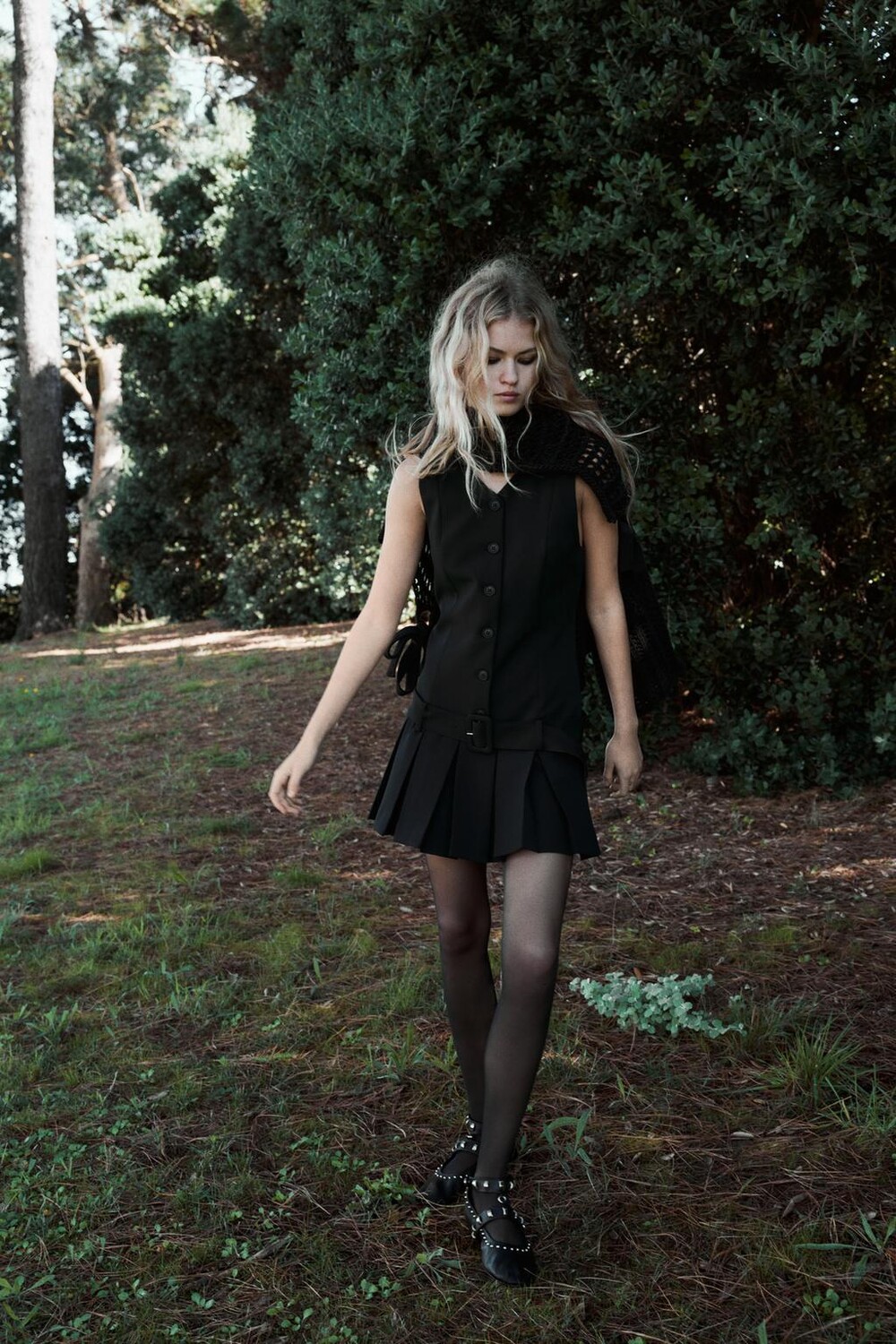 

Короткое платье с плиссировкой ZARA, черный