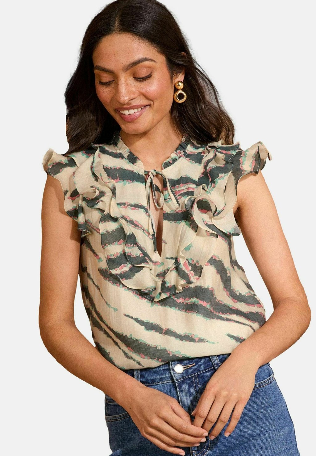 

Блуза PETITE FIT - SHORT SLEEVE RUFFLE Love & Roses, белый