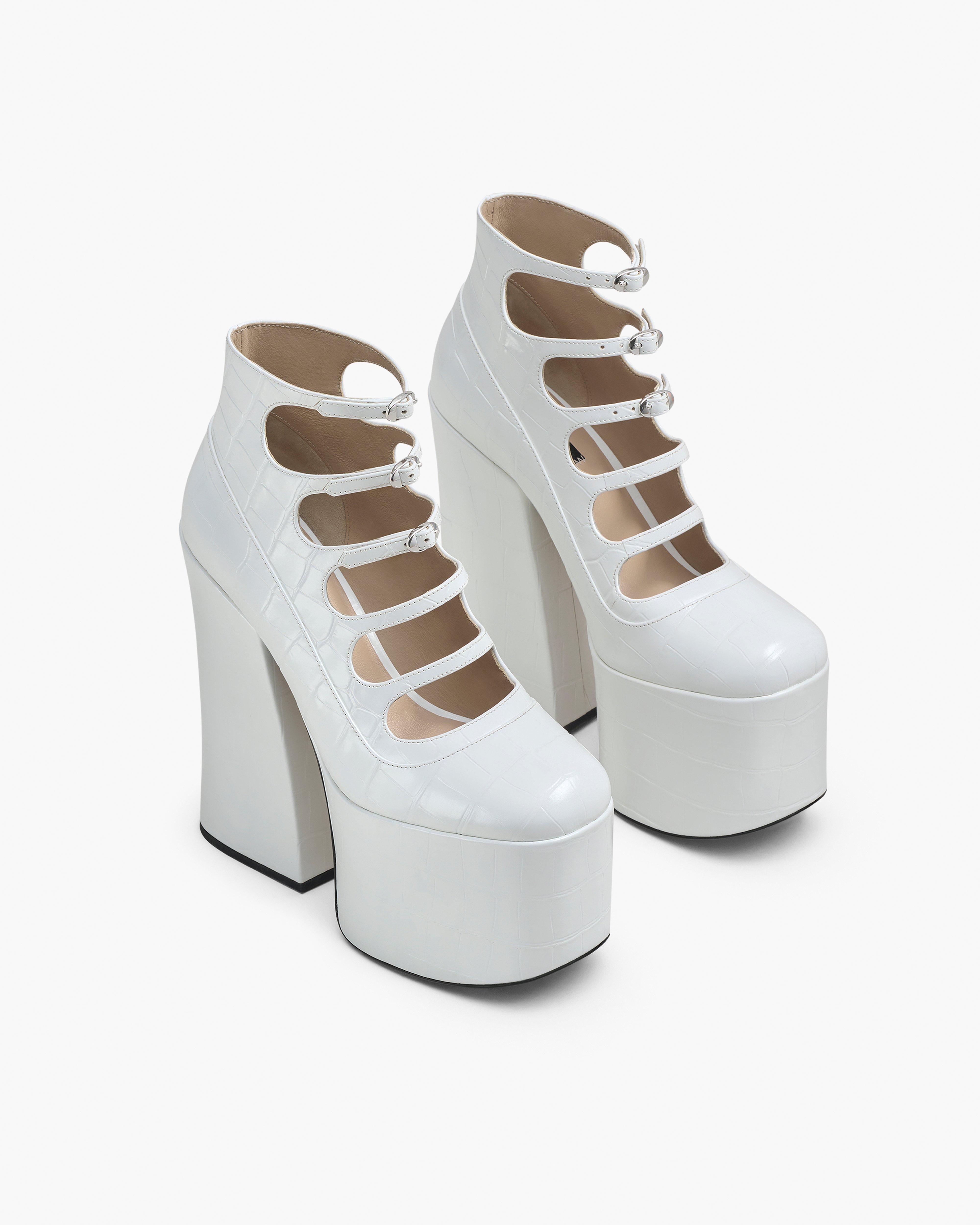 Ботильоны Kiki с тиснением под крокодила Marc Jacobs, цвет Cotton White — фото 3