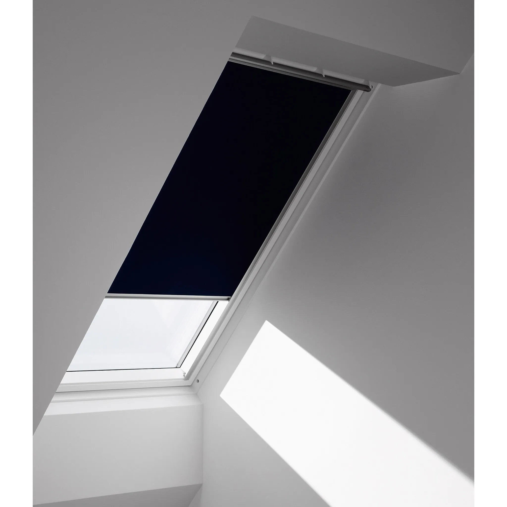 

Затемняющие рулонные шторы VELUX «DKL SK06/MK06/CK02/FK06/MK04/CK04 1085S», затемнение, затемнение, без сверления, в направляющих, направляющие алюминиевого цвета и ручка, цвет Hellbeige