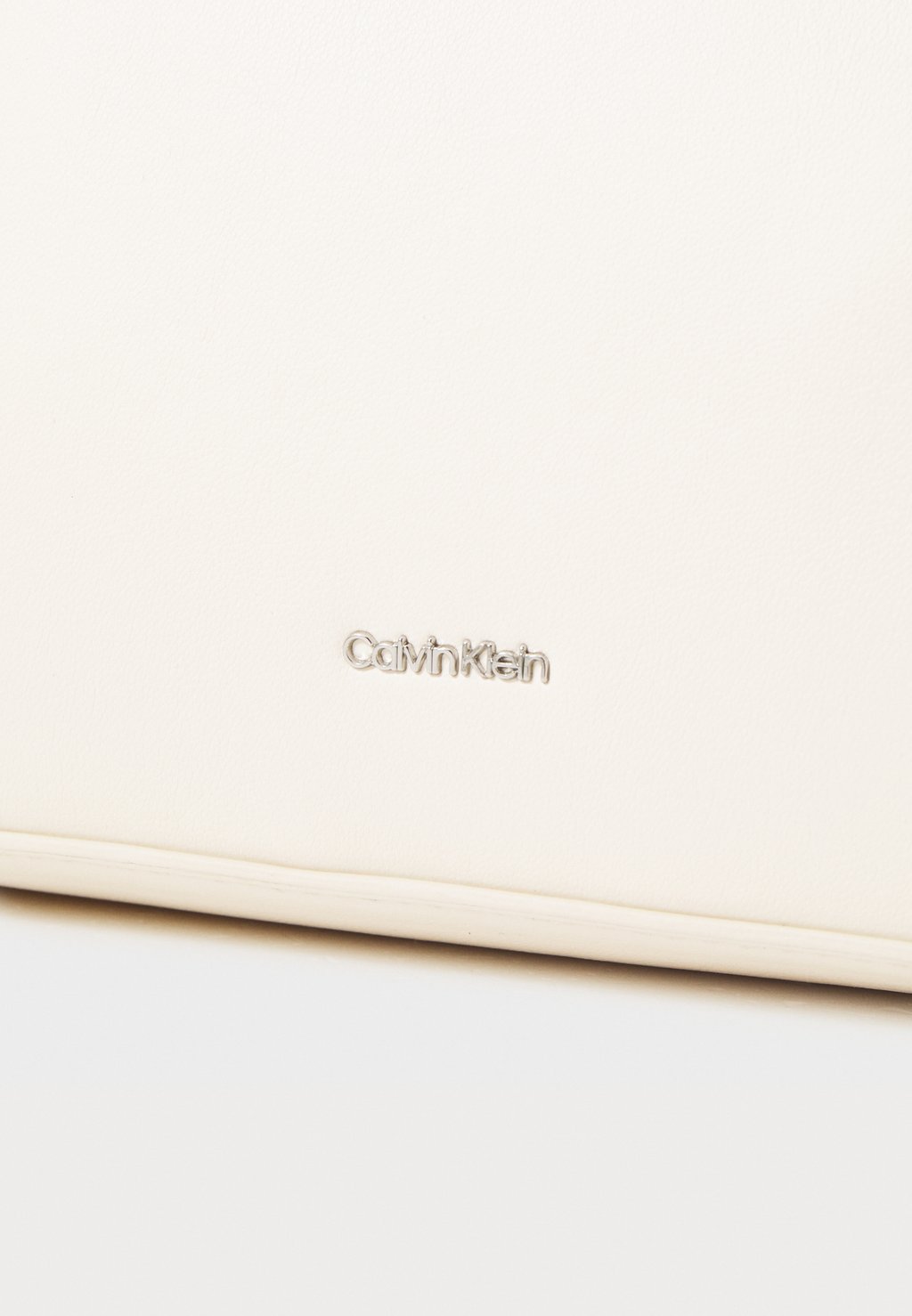 

Сумка SENSE MEDIUM SHOULDER BAG Calvin Klein, молочный, Белый, Сумка SENSE MEDIUM SHOULDER BAG Calvin Klein, молочный