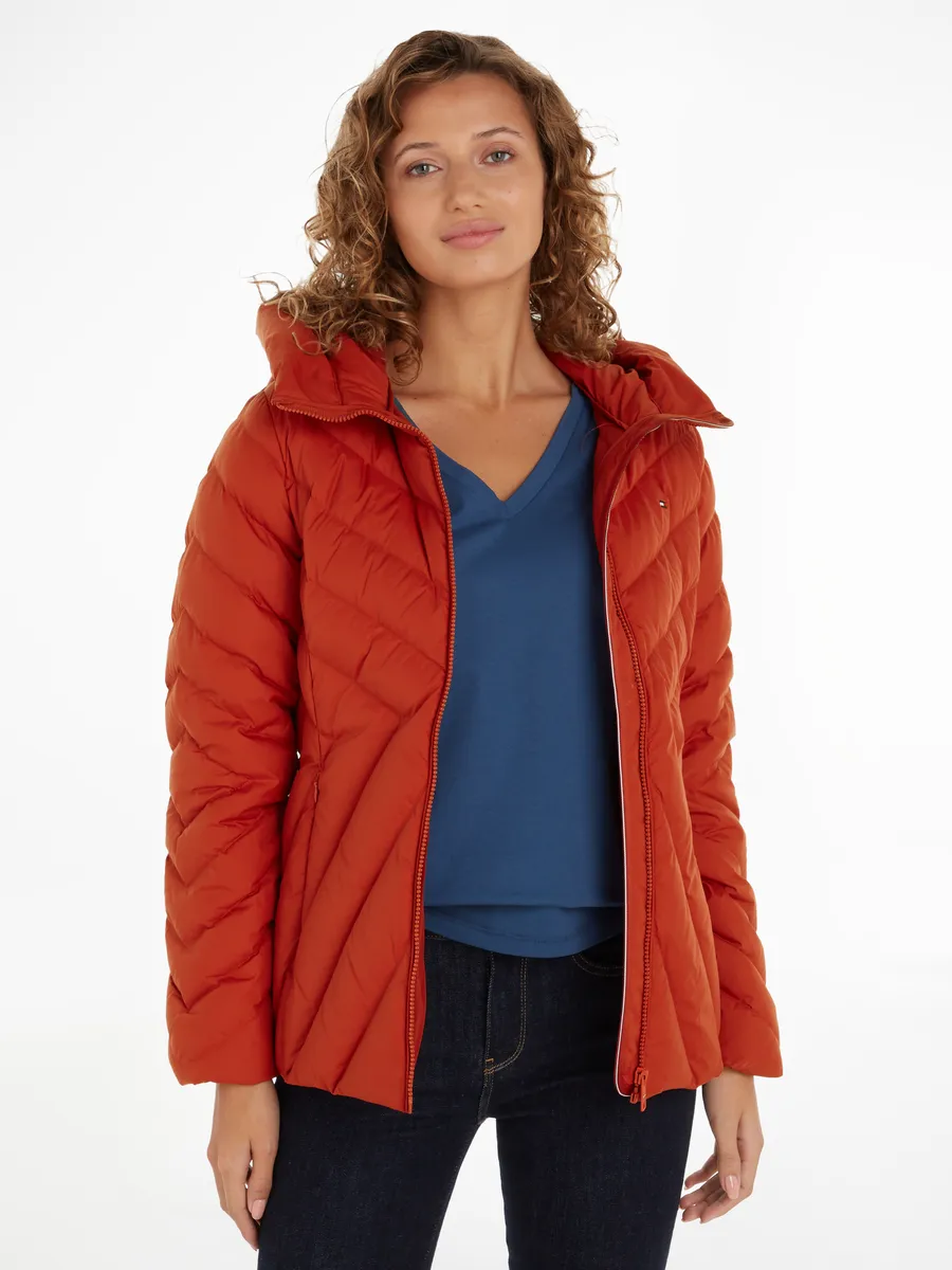 

Стеганая куртка Tommy Hilfiger "CHEVRON MW PADDED JACKET", с капюшоном, средней набивкой и фирменной этикеткой Tommy Hilfiger, цвет Dark Magma