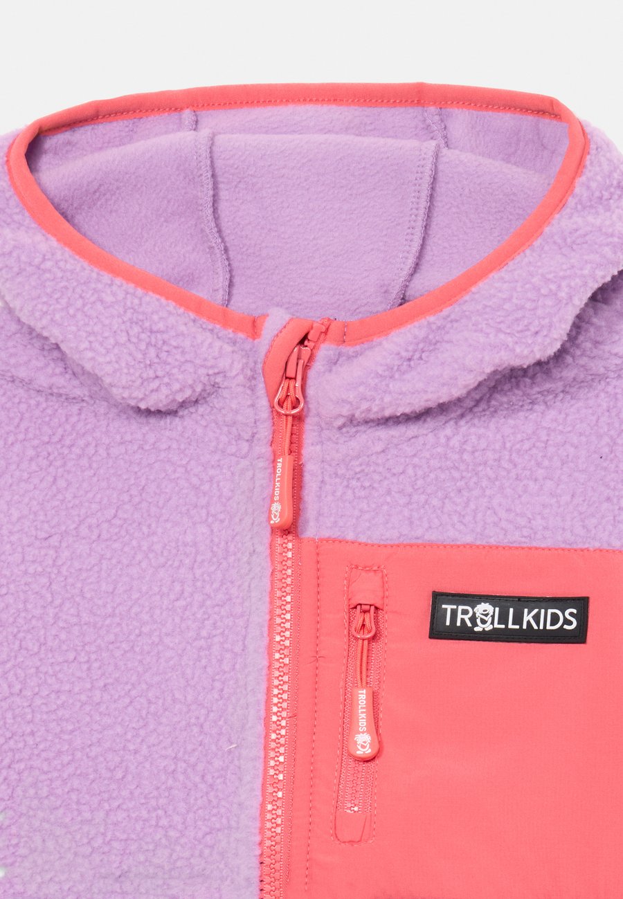 Флисовая куртка TROLLKIDS AURLANDSFJORD UNISEX, Light Violet/Deep Violet/Coral Pink/Lilac — фото 3