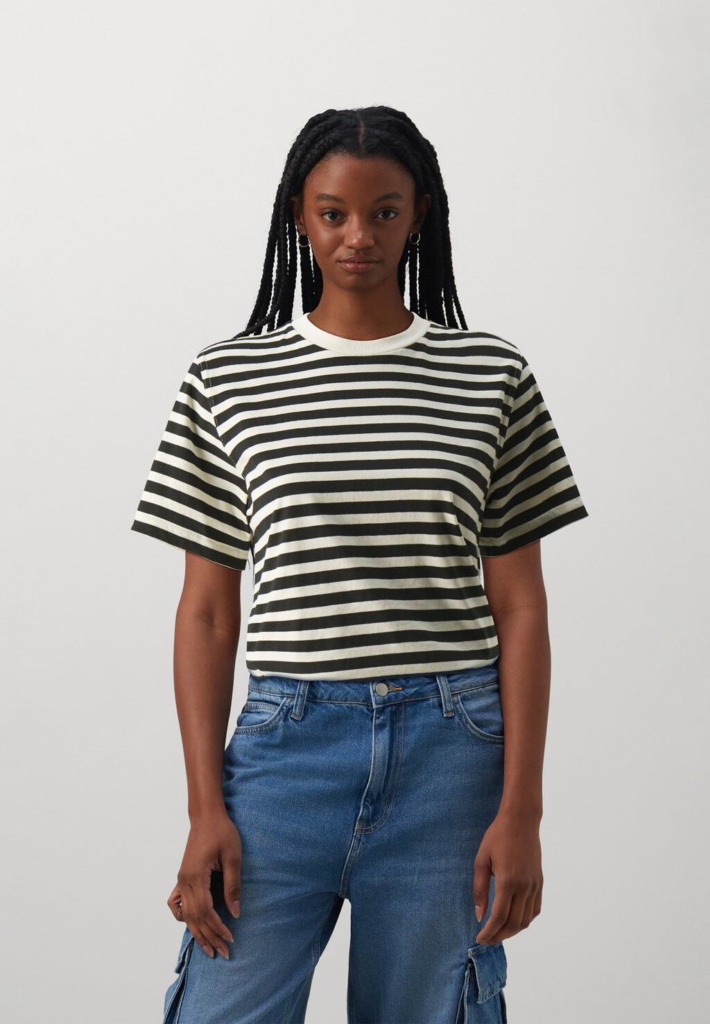 

Футболка с принтом ONLLIVINA TEE ONLY, цвет cloud dancer/black