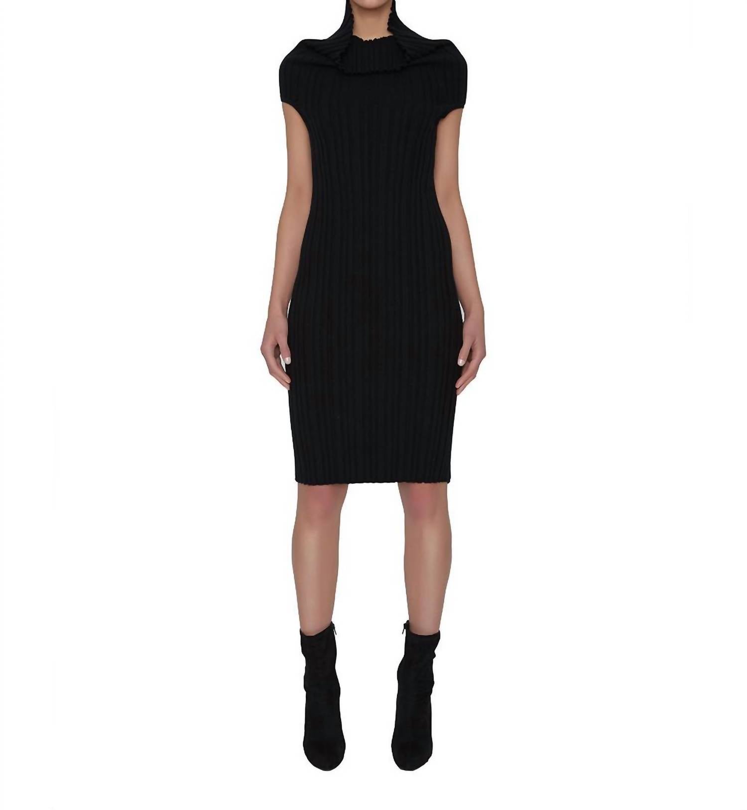 

Платье Kris Ribbed Cashmere в цвете Noir Maison De Papillon
