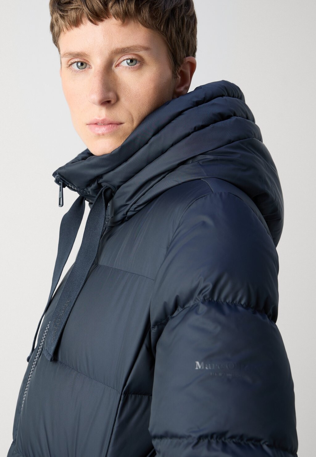 

Пуховое пальто COAT WITH HOOD WELT POCKETS DRAWSTRING AT HOOD TUNNEL Marc O'Polo, темно-синий