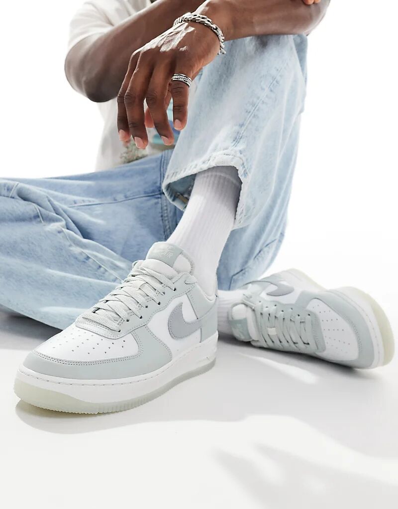 

Кроссовки Air Force 1 '07 серого и белого цвета Nike