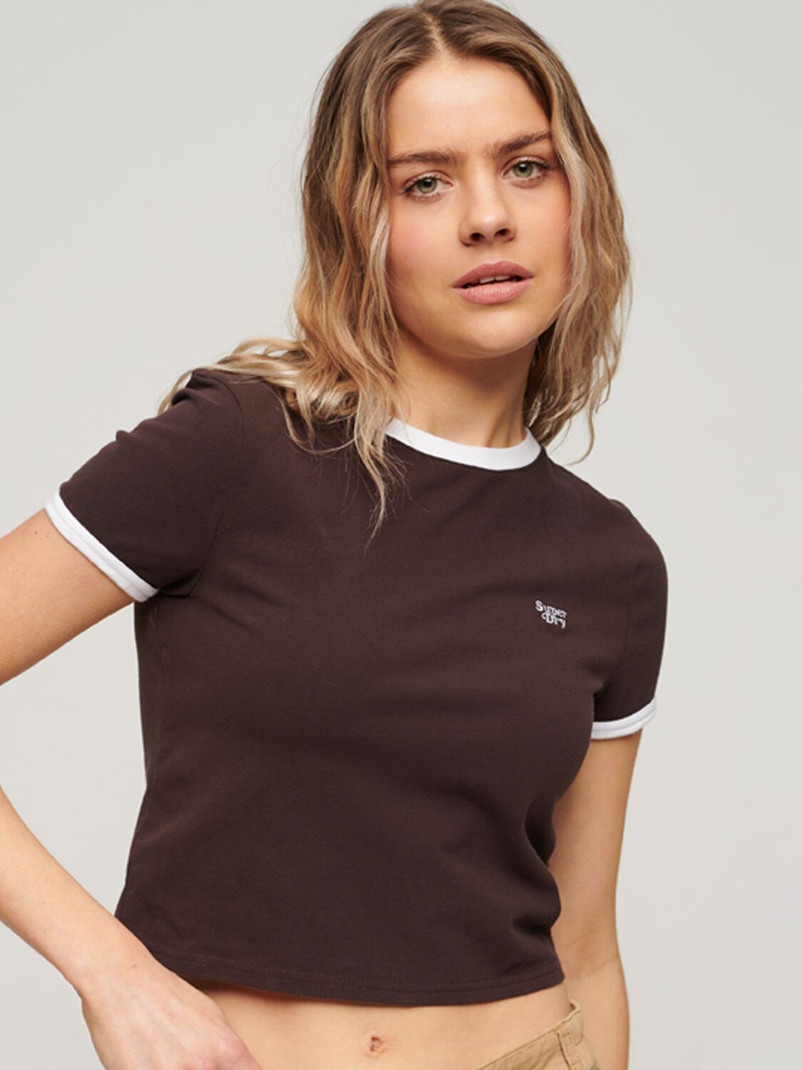 

Укороченная футболка Ringer из органического хлопка Superdry, цвет Choc Bro/Optic White