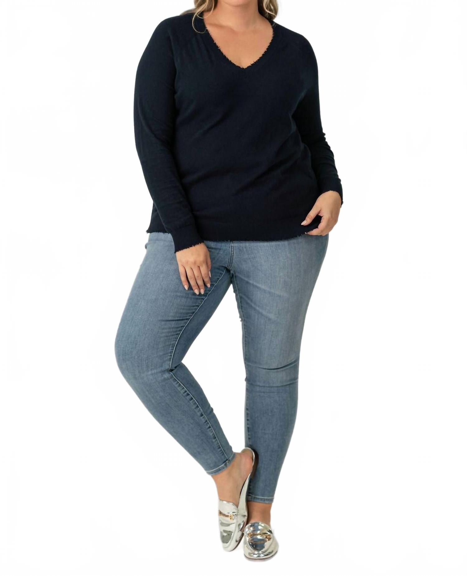 

Потертый джемпер с V-образным вырезом и длинными рукавами - Plus Size, цвет Navy Minnie Rose