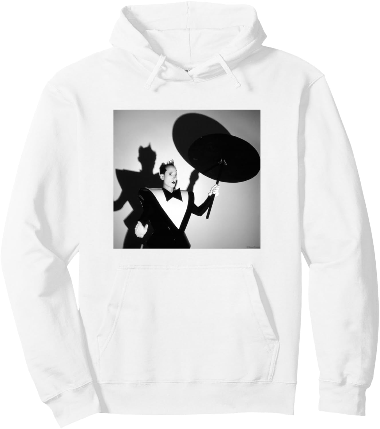 

Фотография Клауса Фли, пластиковый смокинг, Лондон, худи Саймона Фаулера Simon Fowler Photography, белый