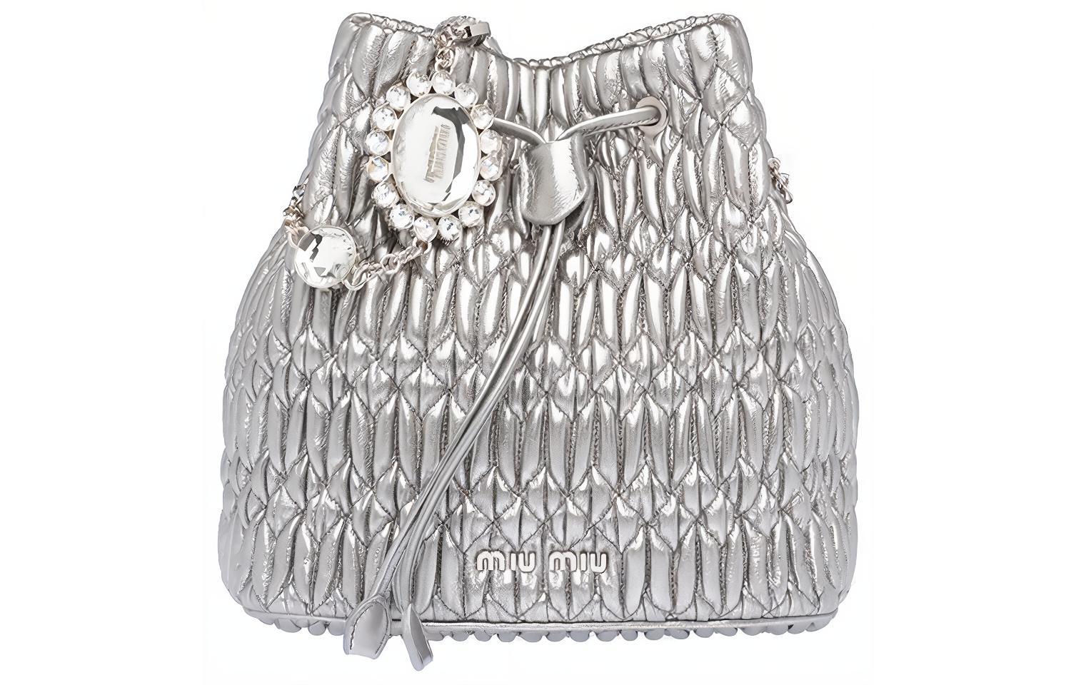 

MIU MIU Овчинная сумка-ведро серебристого цвета