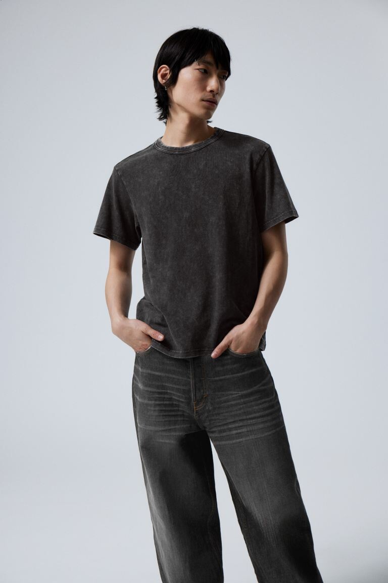 

Свободная футболка с потертым эффектом Weekday, черный