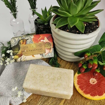 The English Soap Company Юбилейное обернутое мыло-кусок отшелушивающее мыло с маслом ши 190 г Gardeners с ароматом розового грейпфрута — фото 2