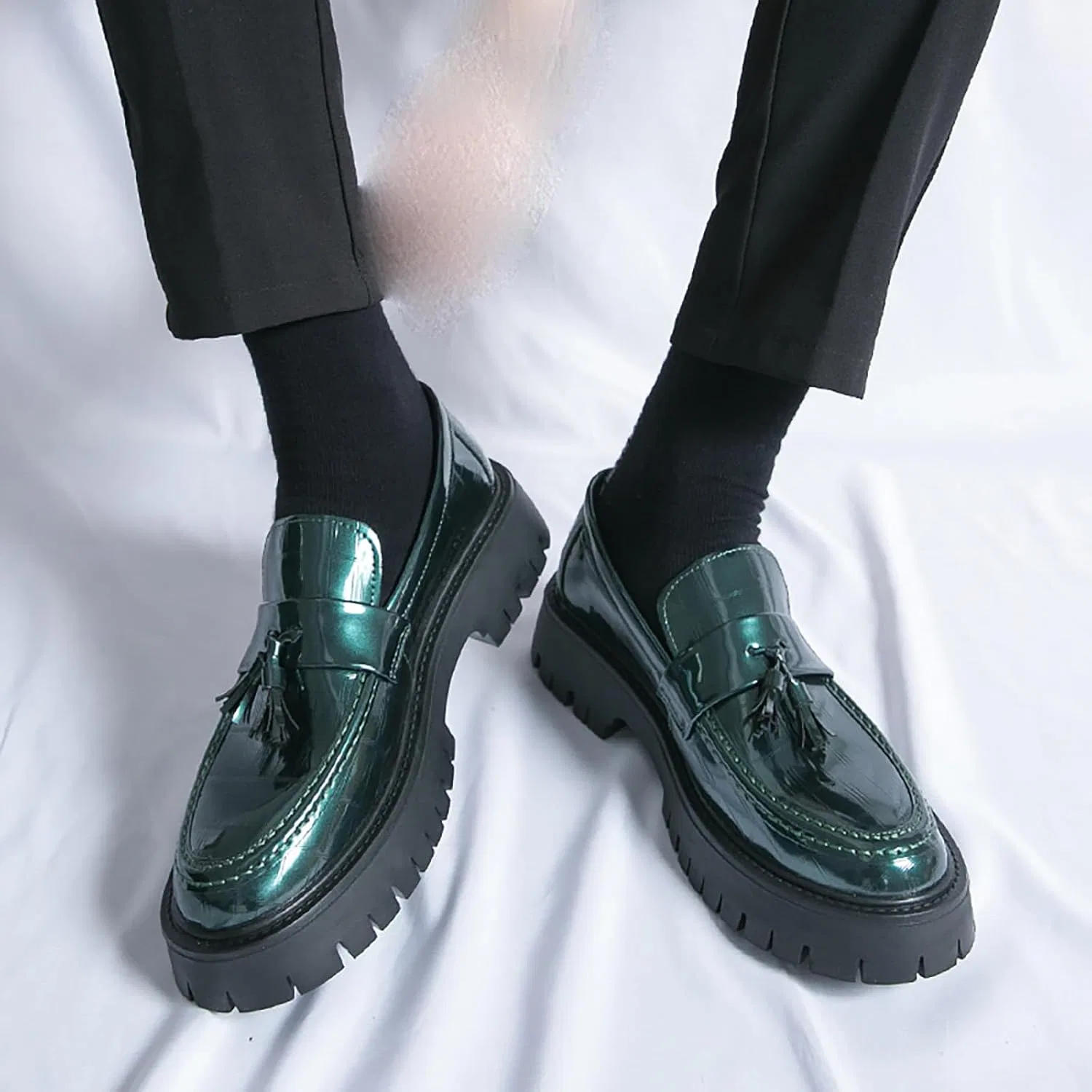 Лоферы кожаные лакированные с декором, без бренда, модель Men's Patent Leather Platform Slip-on Loafers, зеленый WENOREG — фото 4