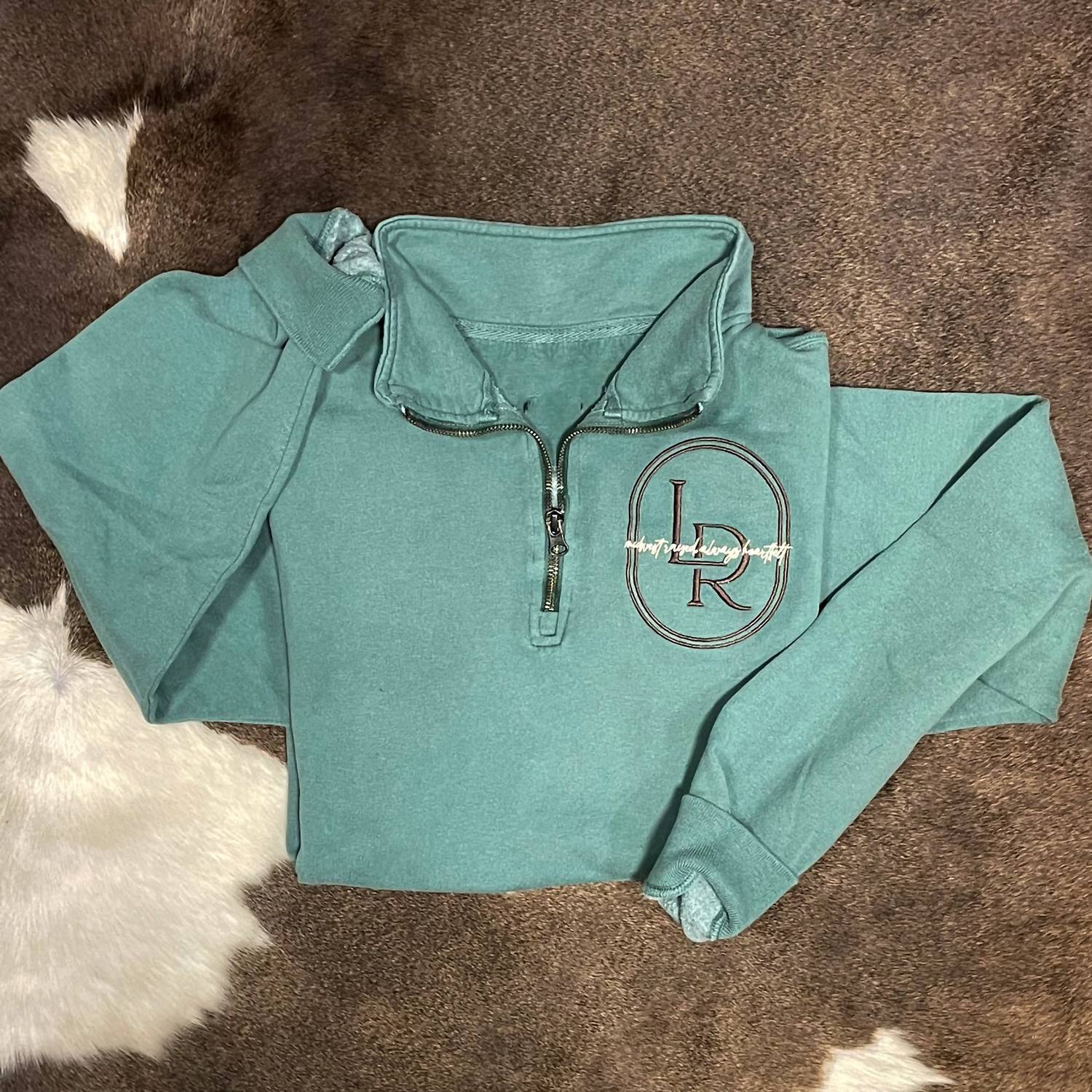 

Унисекс вышитая толстовка с молнией на четверть в бирюзовом Laree + Co.