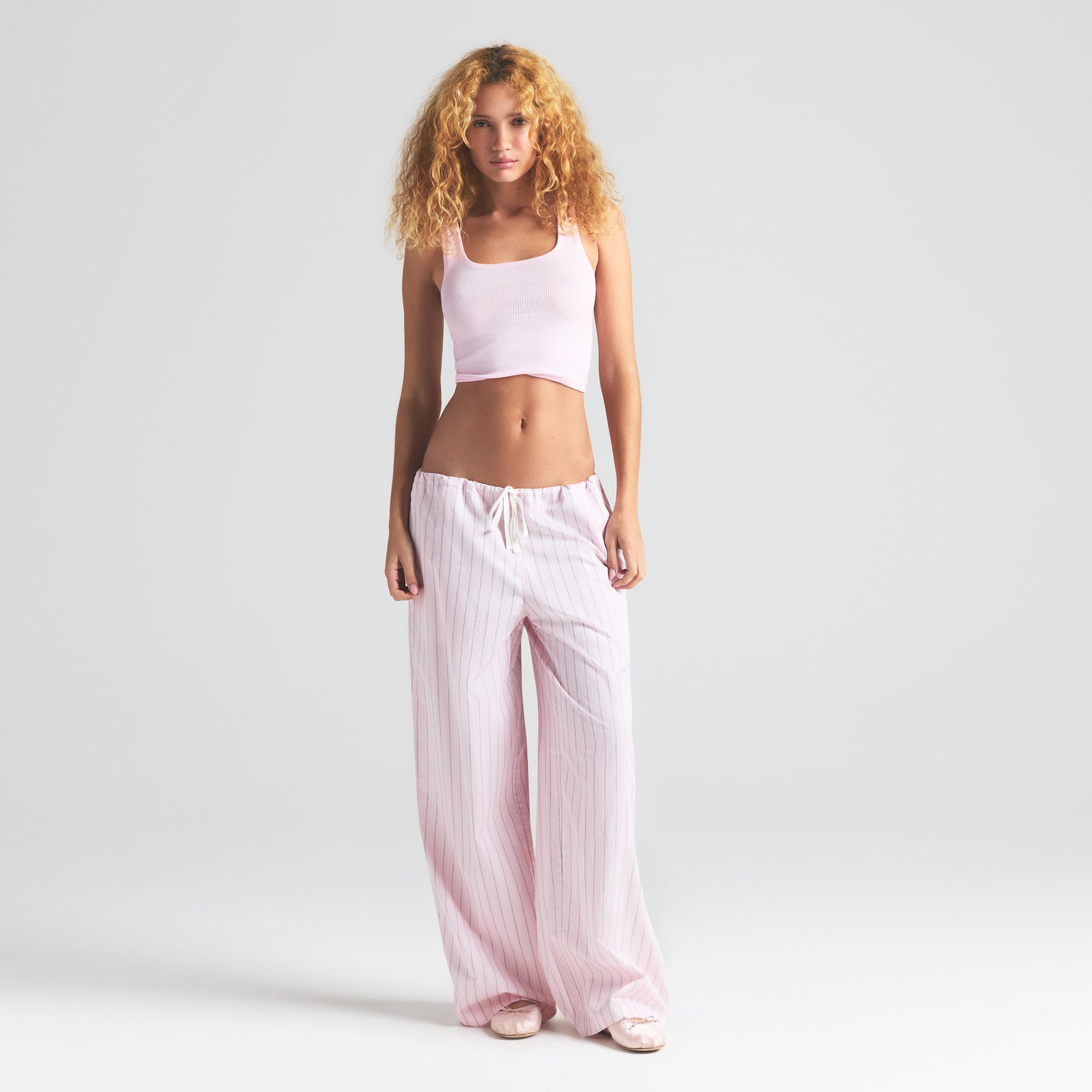 

Брюки с прямыми штанинами SKIMS COTTON POPLIN, цвет pale pink pencil stripe