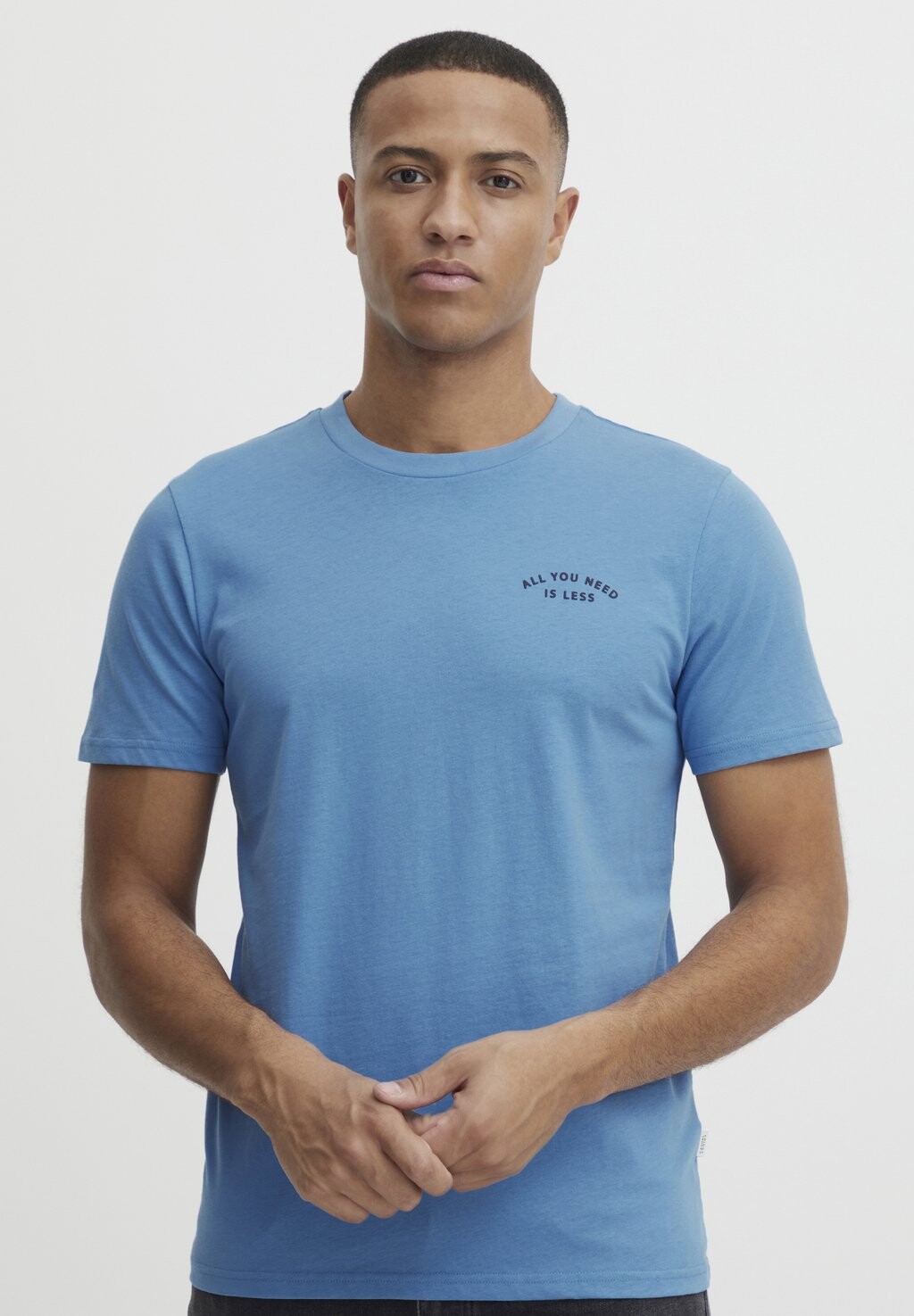

Базовая футболка CFTHOR WITH CHEST PRINT Casual Friday, цвет silver lake blue
