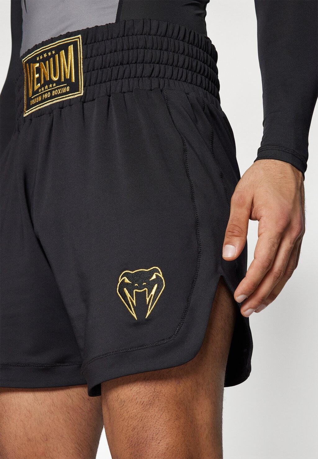 

Спортивные шорты Classic Boxing Venum, черный/золотой