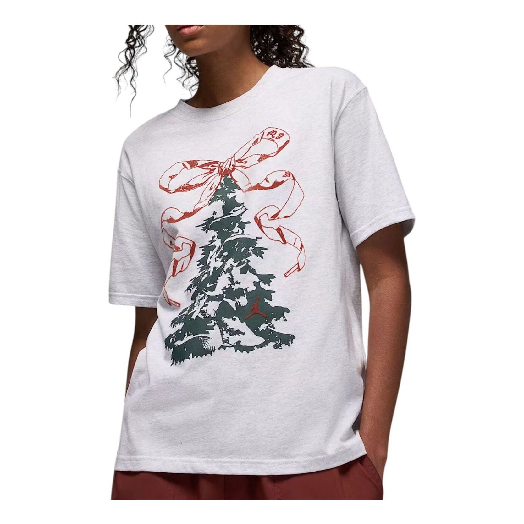

Футболка (WMNS) Air Jordan Holiday 2025 Christmas T-Shirt 'White', Белый, Футболка (WMNS) Air Jordan Holiday 2025 Christmas T-Shirt 'White'