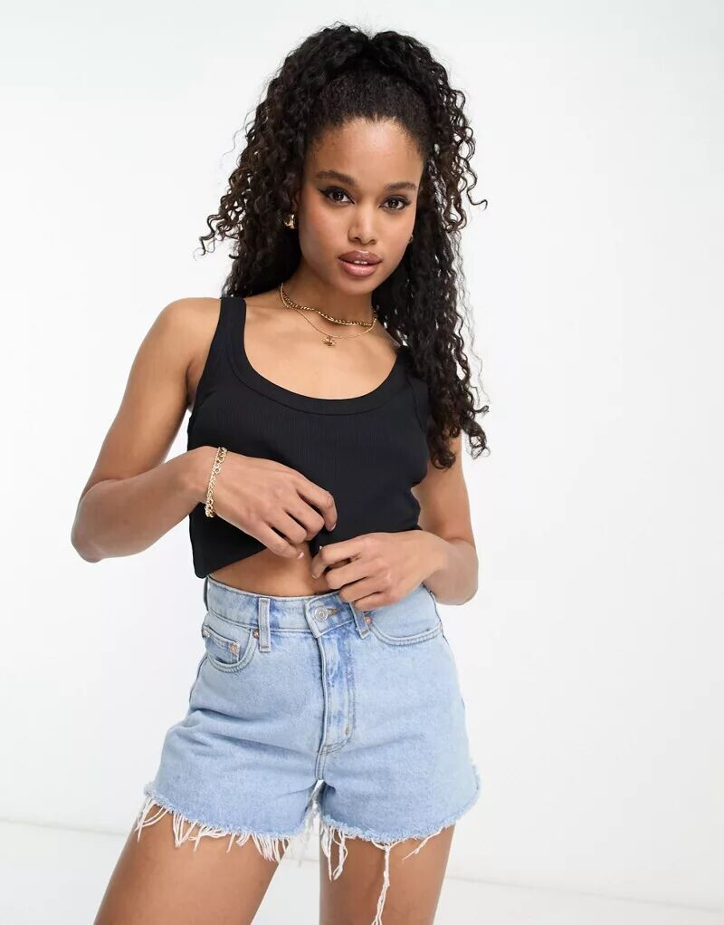 

Черная майка в рубчик с глубоким овальным вырезом ASOS